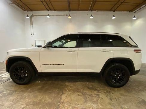 Used 2024 Jeep Grand Cherokee Altitude AWD/4WD image 2
