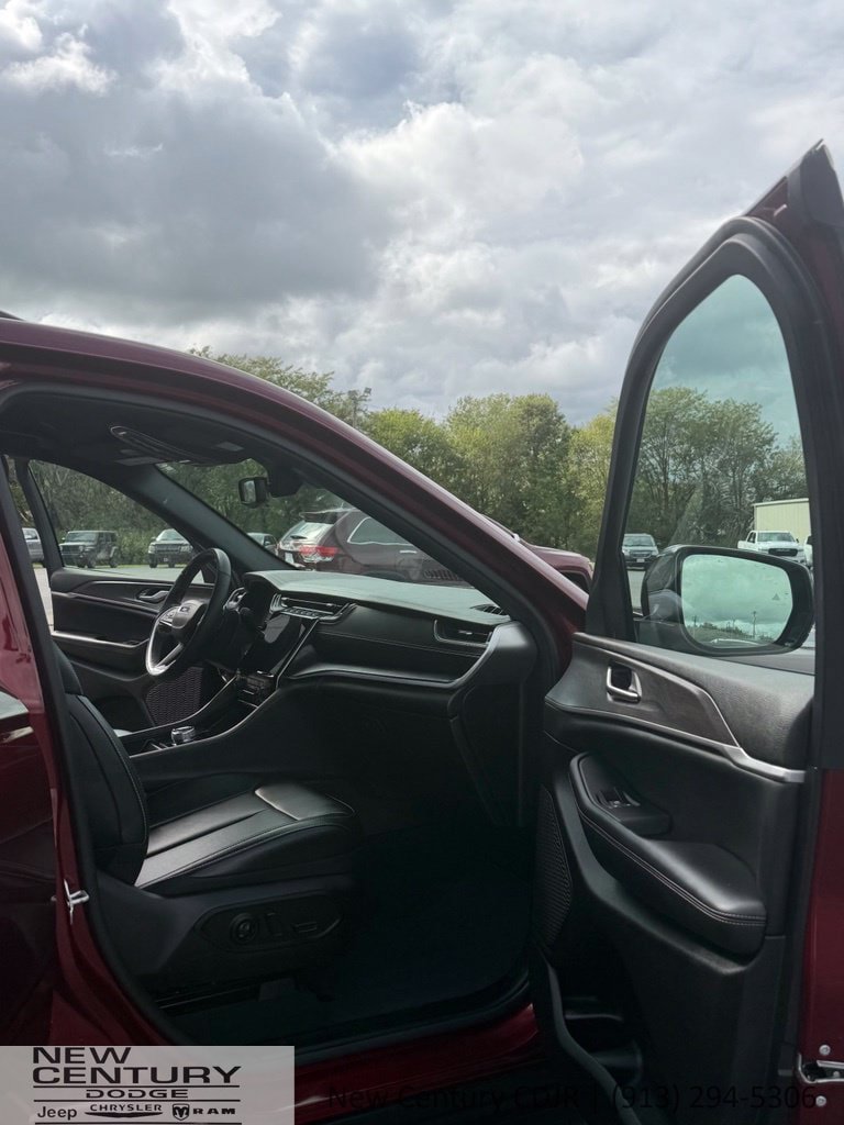 Used 2024 Jeep Grand Cherokee Limited AWD/4WD image 15
