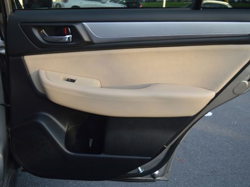 Used 2018 Subaru Outback 2.5i Premium image 32