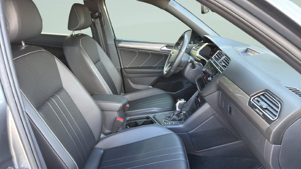 Used 2024 Volkswagen Tiguan SE R-Line FWD image 34