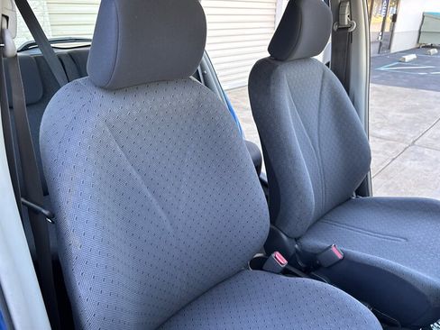 Used 2010 Toyota Yaris 4-Door Hatchback FWD image 34