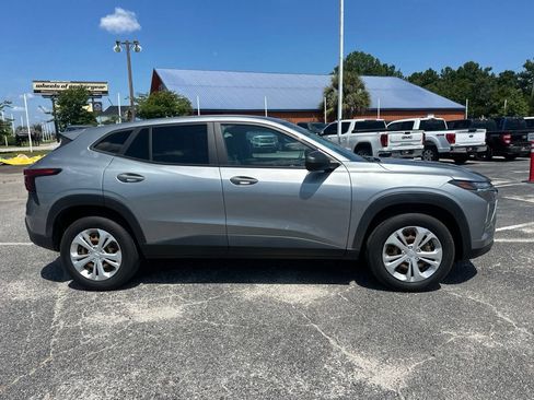 Used 2024 Chevrolet Trax LS w/ Driver Confidence Package FWD image 2