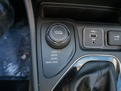 Used 2020 Jeep Cherokee Limited image 19