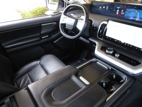 Used 2025 Ford Expedition Platinum w/ Driver's Package AWD/4WD image 20