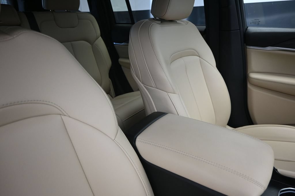 Used 2025 Jeep Grand Cherokee Limited RWD image 26