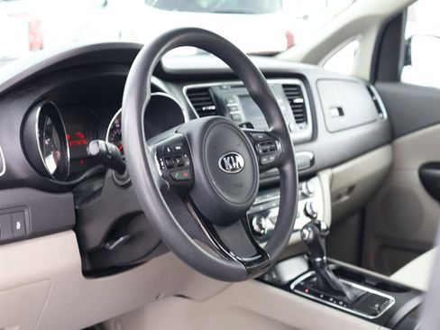 Used 2017 Kia Sedona LX image 6