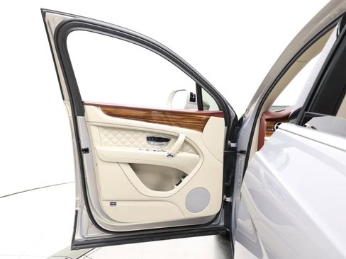 Used 2020 Bentley Bentayga Plug-In Hybrid image 12