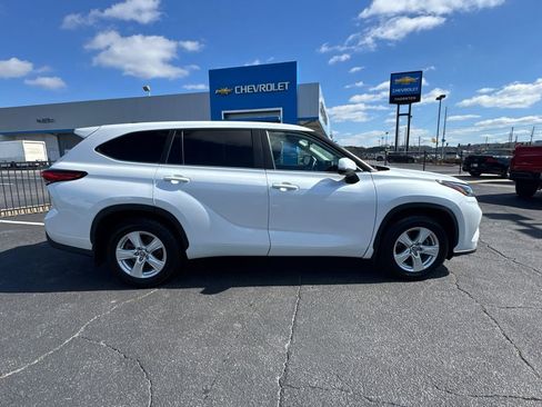 Used 2023 Toyota Highlander LE image 5