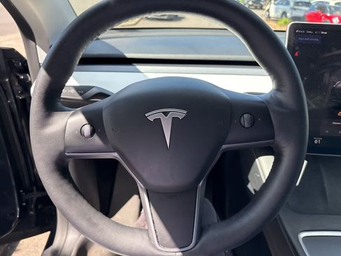 Used 2024 Tesla Model Y Long Range RWD image 2