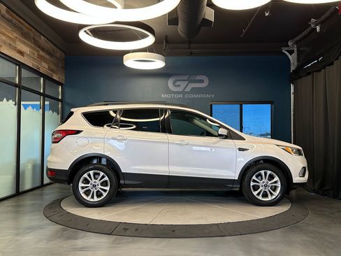Used 2018 Ford Escape SE FWD image 2