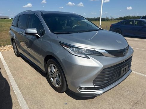 Used 2021 Toyota Sienna Limited FWD image 1