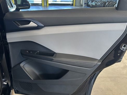 Used 2024 Volkswagen Taos SE image 16