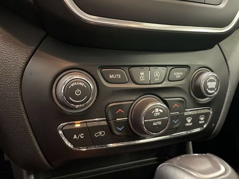 Used 2022 Jeep Cherokee Latitude Lux w/ Sun & Sound Group AWD/4WD image 33