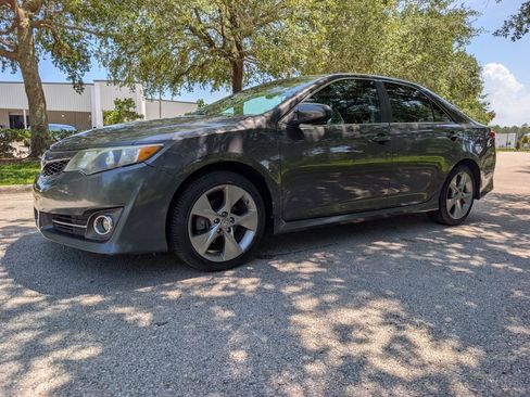Used 2013 Toyota Camry SE w/ Convenience Pkg FWD image 3