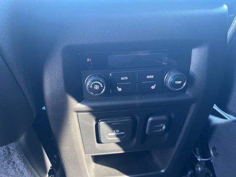 Used 2023 Chevrolet Traverse Premier image 24