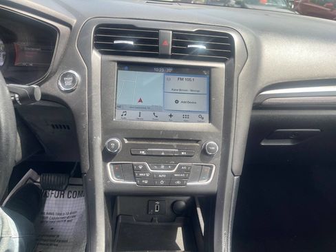 Used 2018 Ford Fusion SE w/ Equipment Group 201A FWD image 17