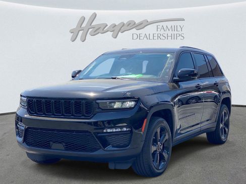 Used 2023 Jeep Grand Cherokee Limited w/ Black Appearance Package AWD/4WD image 11