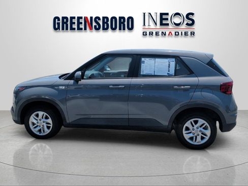 Used 2021 Hyundai Venue SE FWD image 2