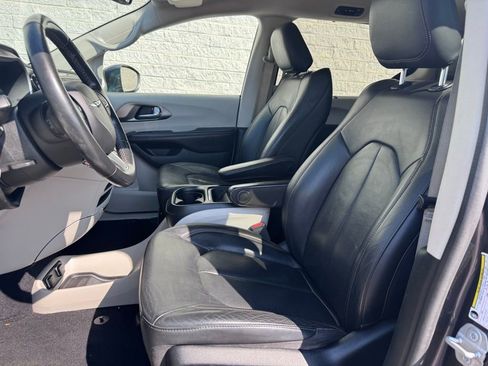 Used 2020 Chrysler Pacifica Touring-L image 15
