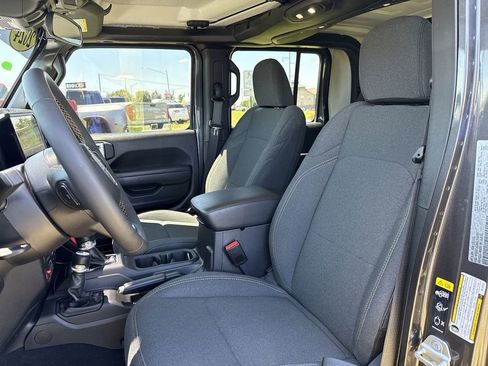 Used 2024 Jeep Gladiator Sport AWD/4WD image 21