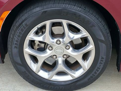 Used 2018 Chrysler Pacifica Limited FWD image 32