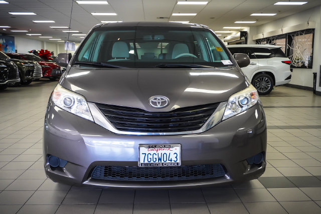 Used 2014 Toyota Sienna LE FWD image 4