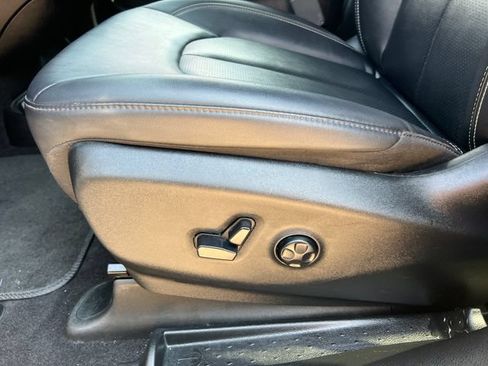 Used 2025 Chrysler Pacifica Select FWD image 11