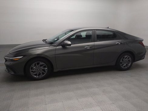 Used 2024 Hyundai Elantra SEL FWD image 2