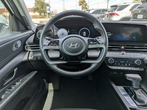 Certified 2025 Hyundai Elantra SEL FWD image 15