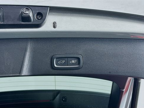 Used 2025 Volvo XC40 B5 Plus image 32