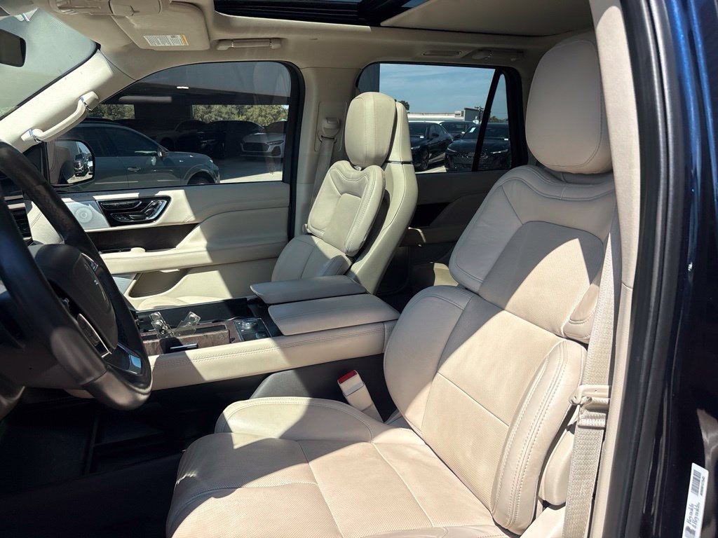 Used 2021 Lincoln Navigator Reserve w/ Luxury Package RWD image 18