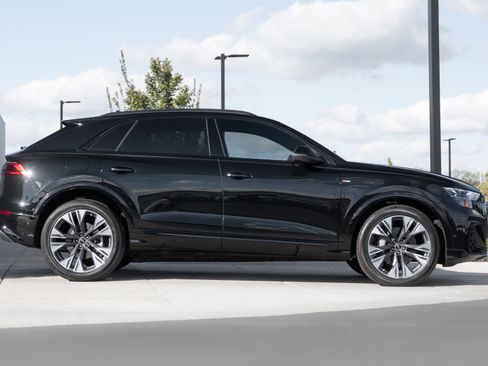 Certified 2025 Audi Q8 Prestige image 3