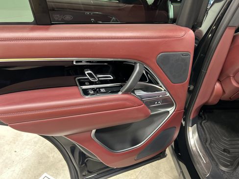 Used 2025 Land Rover Range Rover SE image 14