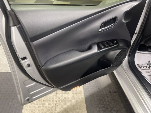 Used 2019 Toyota Prius LE image 10