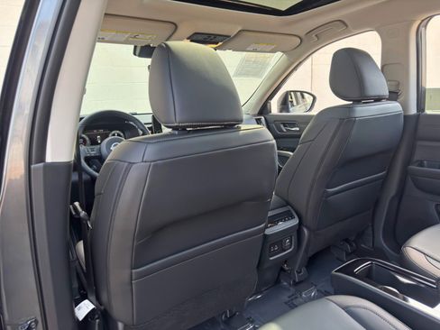 Used 2025 Nissan Pathfinder Platinum AWD/4WD image 37