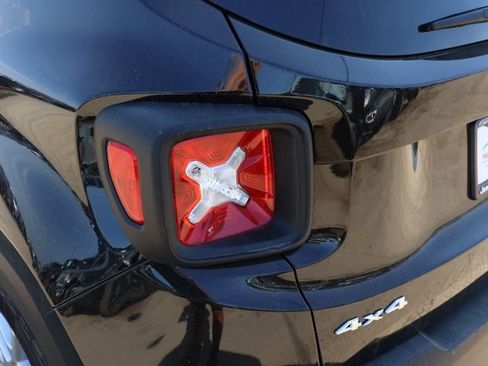 New 2023 Jeep Renegade Latitude w/ Sun & Fun Group image 7