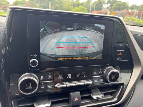Used 2025 Toyota Highlander LE FWD image 24