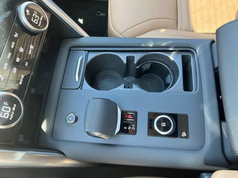 New 2025 Land Rover Discovery Metropolitan Edition AWD/4WD image 20