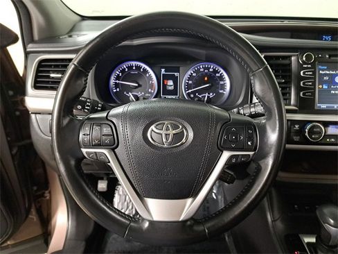 Used 2017 Toyota Highlander XLE w/ Carpet Mat Package image 28
