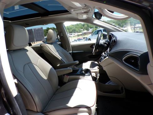 Used 2017 Chrysler Pacifica Limited FWD image 15