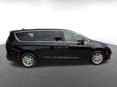 Used 2025 Chrysler Pacifica Select FWD image 13
