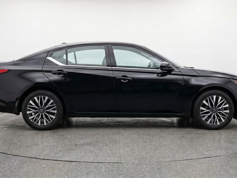 Used 2025 Nissan Altima 2.5 SV FWD image 11