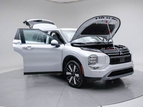 Used 2025 Mitsubishi Outlander SE image 16