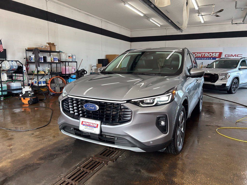 Used 2024 Ford Escape Platinum AWD/4WD image 2