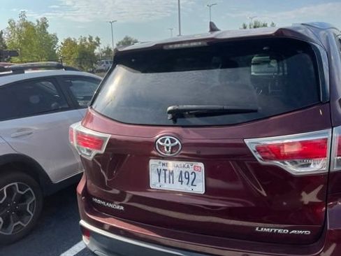 Used 2014 Toyota Highlander Limited w/ Driver Technology Package AWD/4WD image 8