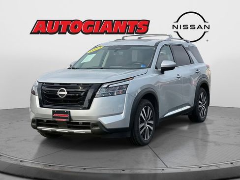 Used 2024 Nissan Pathfinder Platinum w/ Black Appearance Package image 6