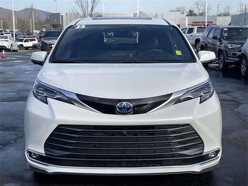 Used 2025 Toyota Sienna Platinum image 8