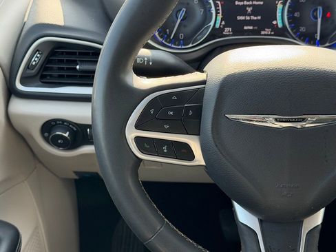 Used 2023 Chrysler Pacifica Touring-L image 19