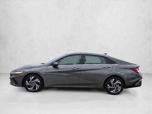 Used 2025 Hyundai Elantra Limited FWD image 8