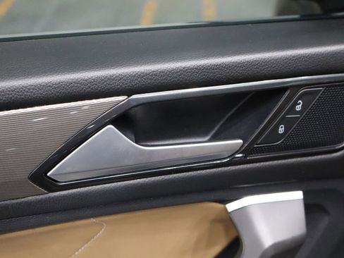 Used 2022 Volkswagen Tiguan SE image 12